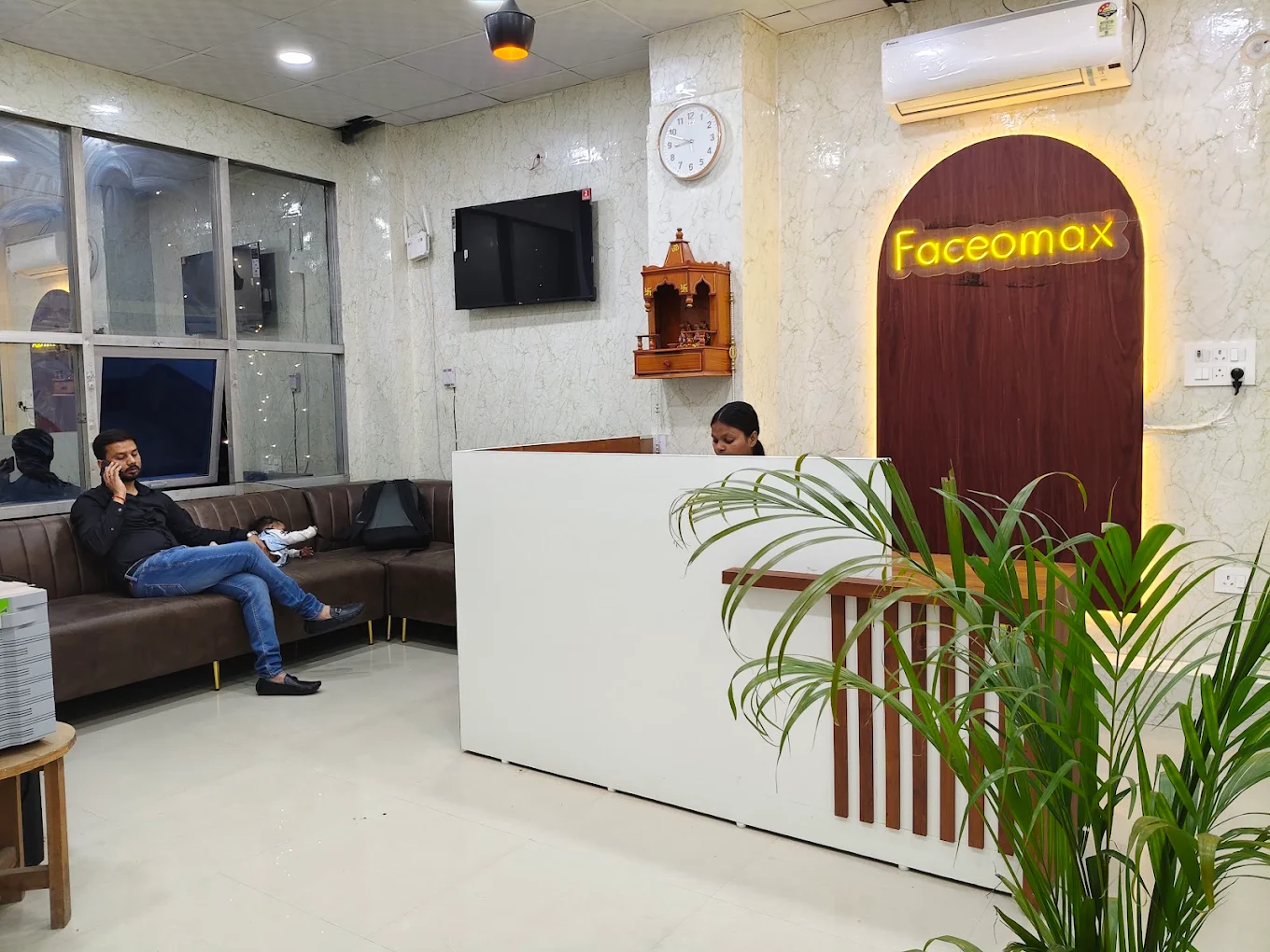 The Face-O-Max reception and waiting area in Gomti Nagar, Lucknow